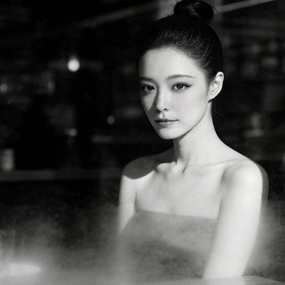 窗前黑白时尚杂志照